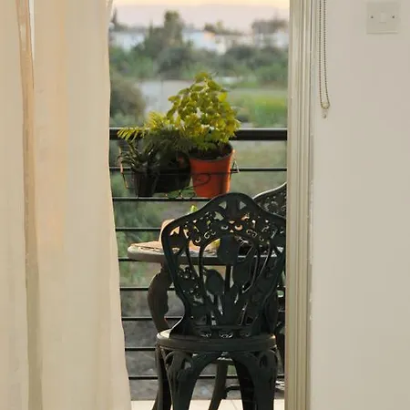 Lägenhet Georgia's Luxury Larnaca